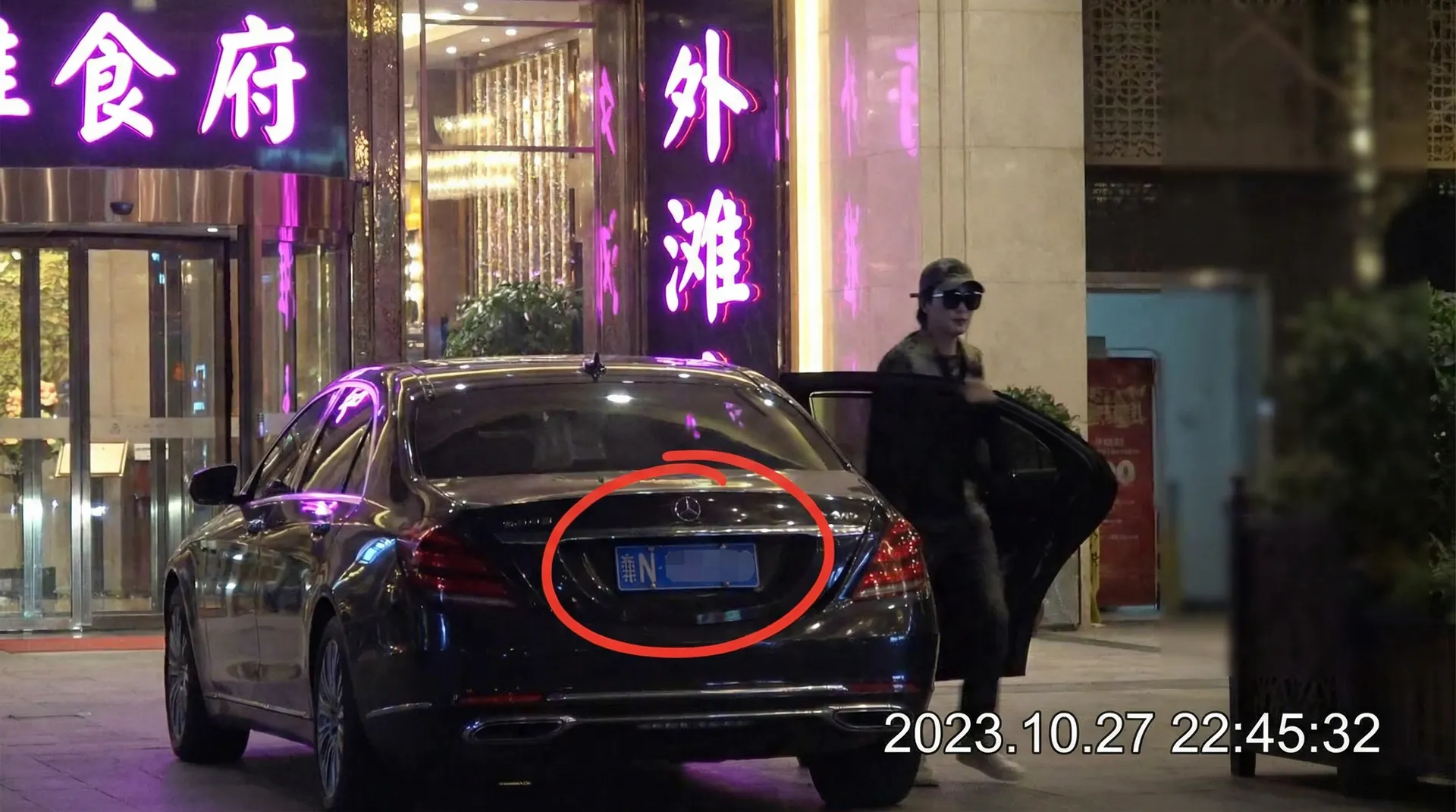 小视频 - 精彩片段精选，精彩内容持续更新 - 豪车餐厅外被拍